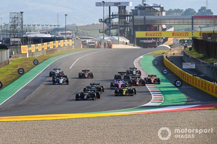 Lewis Hamilton, Mercedes F1 W11, Daniel Ricciardo, Renault F1 Team R.S.20, Valtteri Bottas, Mercedes F1 W11, Sergio Pérez, Racing Point RP20, Daniil Kvyat, AlphaTauri AT01, Alex Albon, Red Bull Racing RB16, en la segunda arrancada 