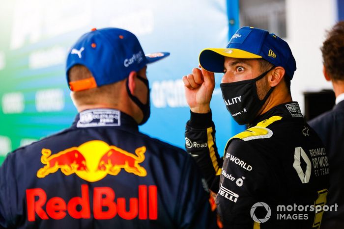 Max Verstappen, Red Bull Racing, 2ª posición, y Daniel Ricciardo, Renault F1, 3ª posición, en Parc Ferme