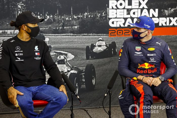 Ganador de la pole Lewis Hamilton, Mercedes-AMG F1, Max Verstappen, Red Bull Racing