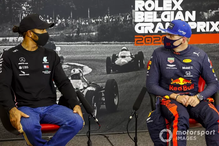 Ganador de la pole Lewis Hamilton, Mercedes-AMG F1, Max Verstappen, Red Bull Racing