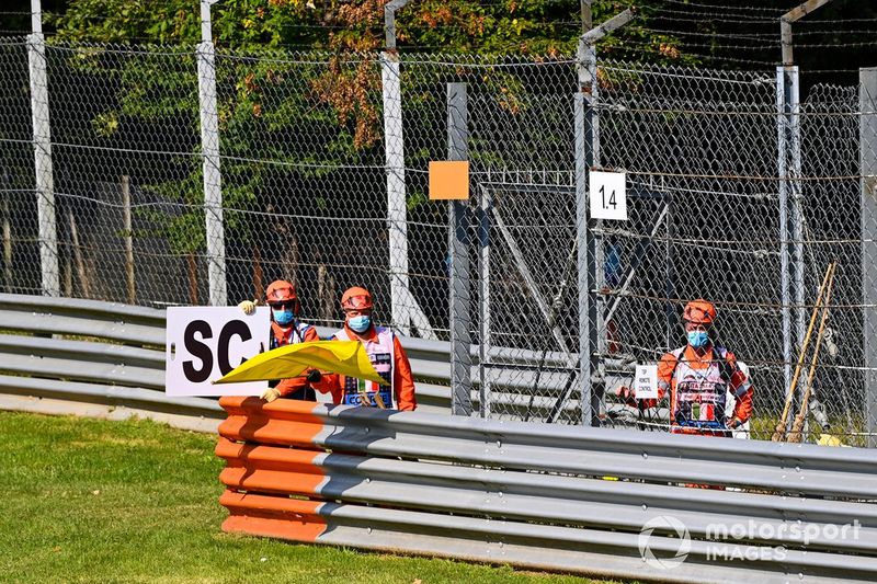 Los oficiales despliegan la señal de Safety Car