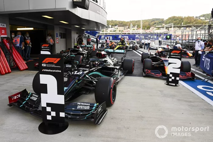Ganador de la pole Lewis Hamilton, Mercedes F1 W11 en Parc Ferme y Max Verstappen, Red Bull Racing RB16 y Valtteri Bottas, Mercedes F1 W11