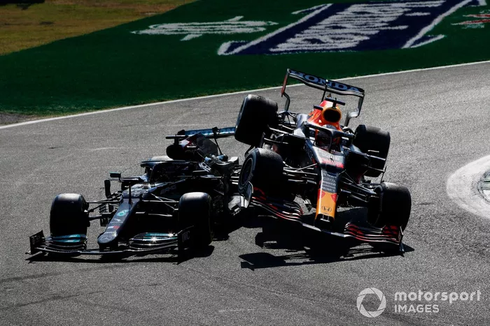 Lewis Hamilton, Mercedes W12, y Max Verstappen, Red Bull Racing RB16B chocan durante la carrera