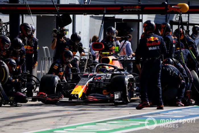 Sergio Pérez, Red Bull Racing RB16B, en pits