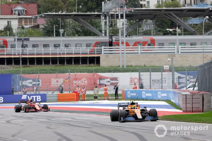 Lando Norris, McLaren MCL35M, Carlos Sainz Jr., Ferrari SF21