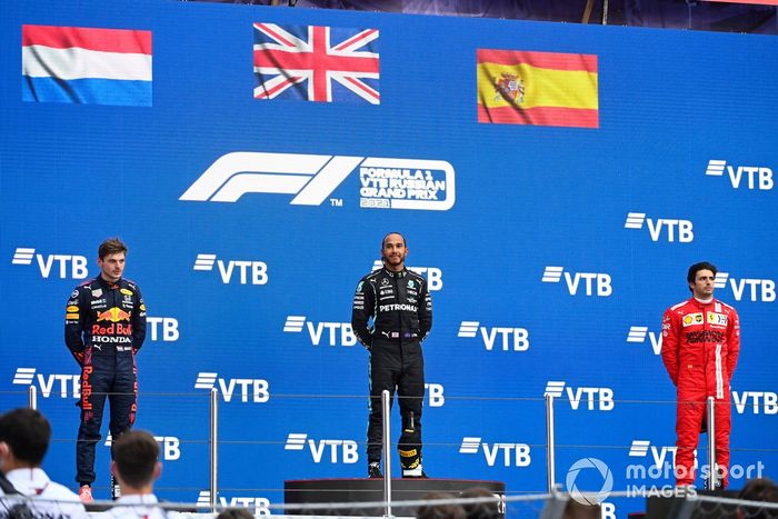 Podio: segundo lugar Max Verstappen, Red Bull Racing, ganador Lewis Hamilton, Mercedes, tercer lugar Carlos Sainz Jr., Ferrari