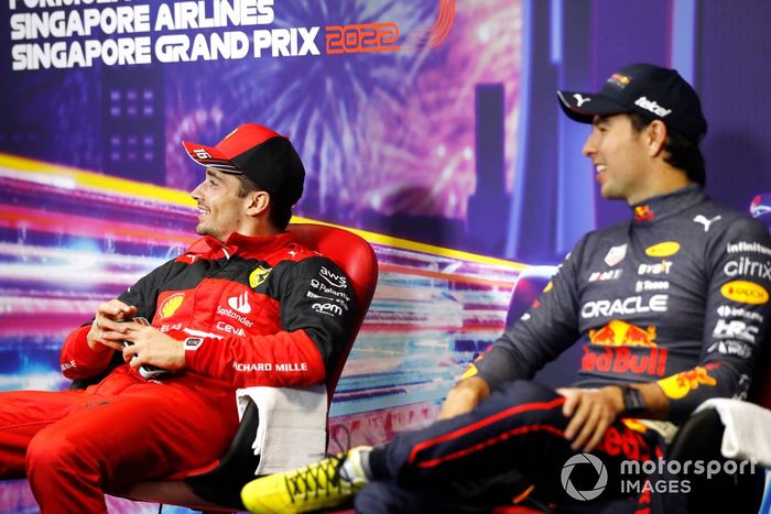 Charles Leclerc, Ferrari, 2ª posición, con Sergio Pérez, Red Bull Racing, 1ª posición, en la conferencia
