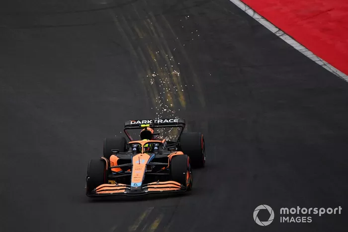 Lando Norris, McLaren MCL36, echa chispas