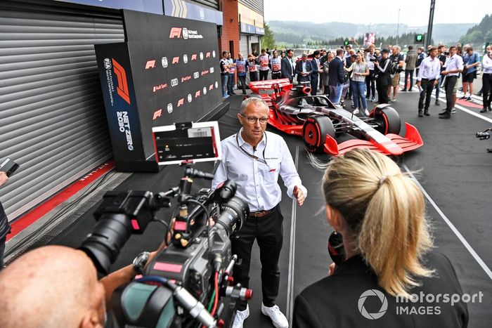 Stefano Domenicali, CEO de la Fórmula 1, con el concept de Audi F1