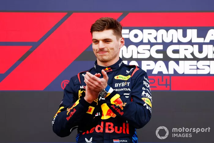 Max Verstappen, Red Bull Racing, 1ère position, sur le podium