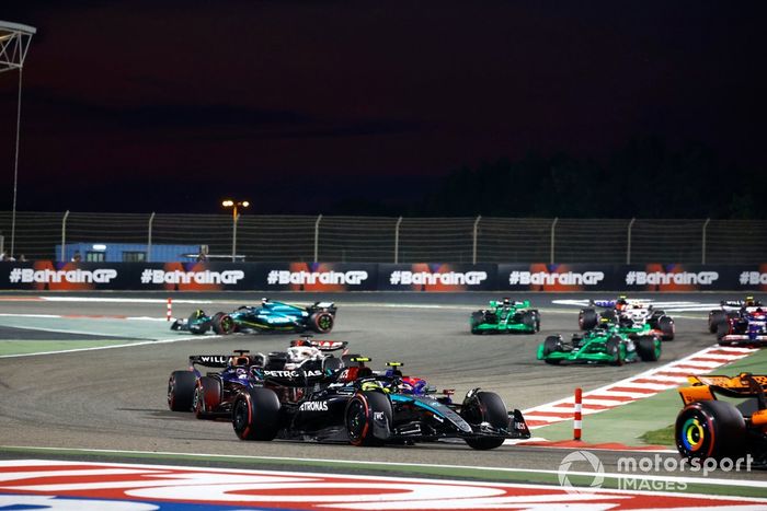 Lewis Hamilton, Mercedes F1 W15, Yuki Tsunoda, RB F1 Team VCARB 01, Alex Albon, Williams FW46, el resto de los participantes en la salida.