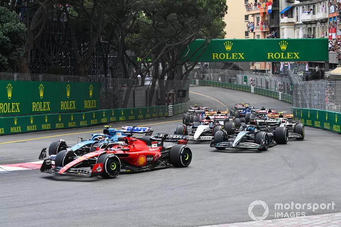 Charles Leclerc, Ferrari SF-23, Pierre Gasly, Alpine A523, George Russell, Mercedes F1 W14, Yuki Tsunoda, AlphaTauri AT04, el resto de los participantes en la salida.