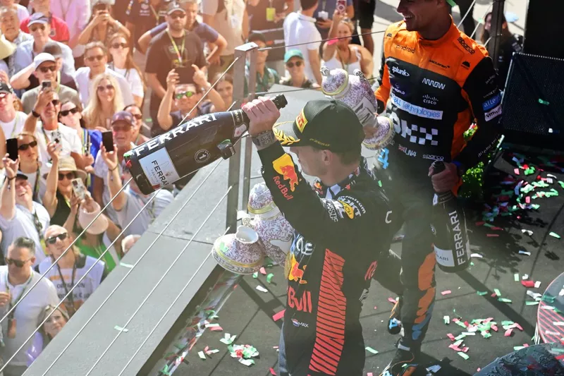 Max Verstappen, Red Bull Racing, 1° posizione, sul podio con il trofeo e lo champagne