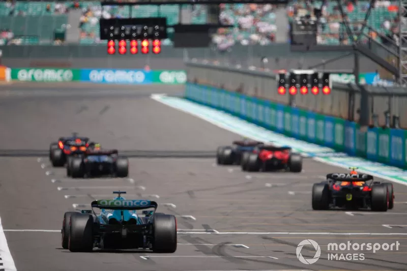 I piloti si esercitano nelle procedure di partenza al termine delle FP1