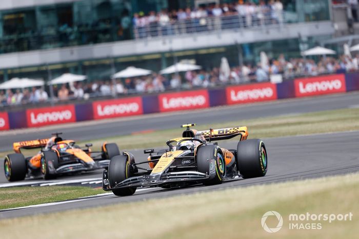 Lando Norris, McLaren MCL60, Oscar Piastri