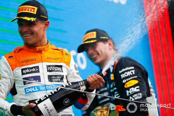 Lando Norris, McLaren, 2ª posición, Max Verstappen, Red Bull Racing, 1ª posición, spray Champagne en el podio.