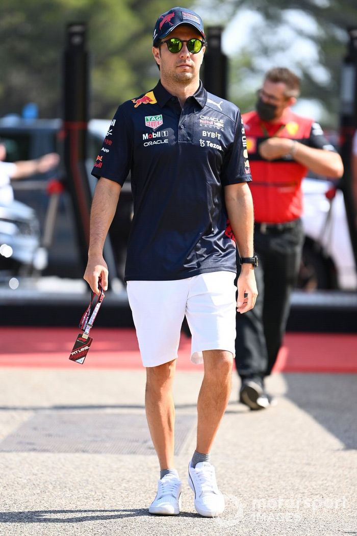 Sergio Pérez, Red Bull Racing, llega al paddock