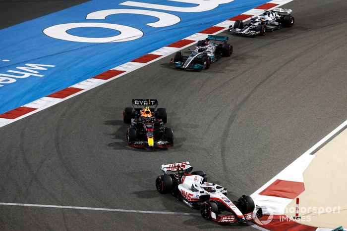 Kevin Magnussen, Haas VF-22, Sergio Pérez, Red Bull Racing RB18, George Russell, Mercedes W13