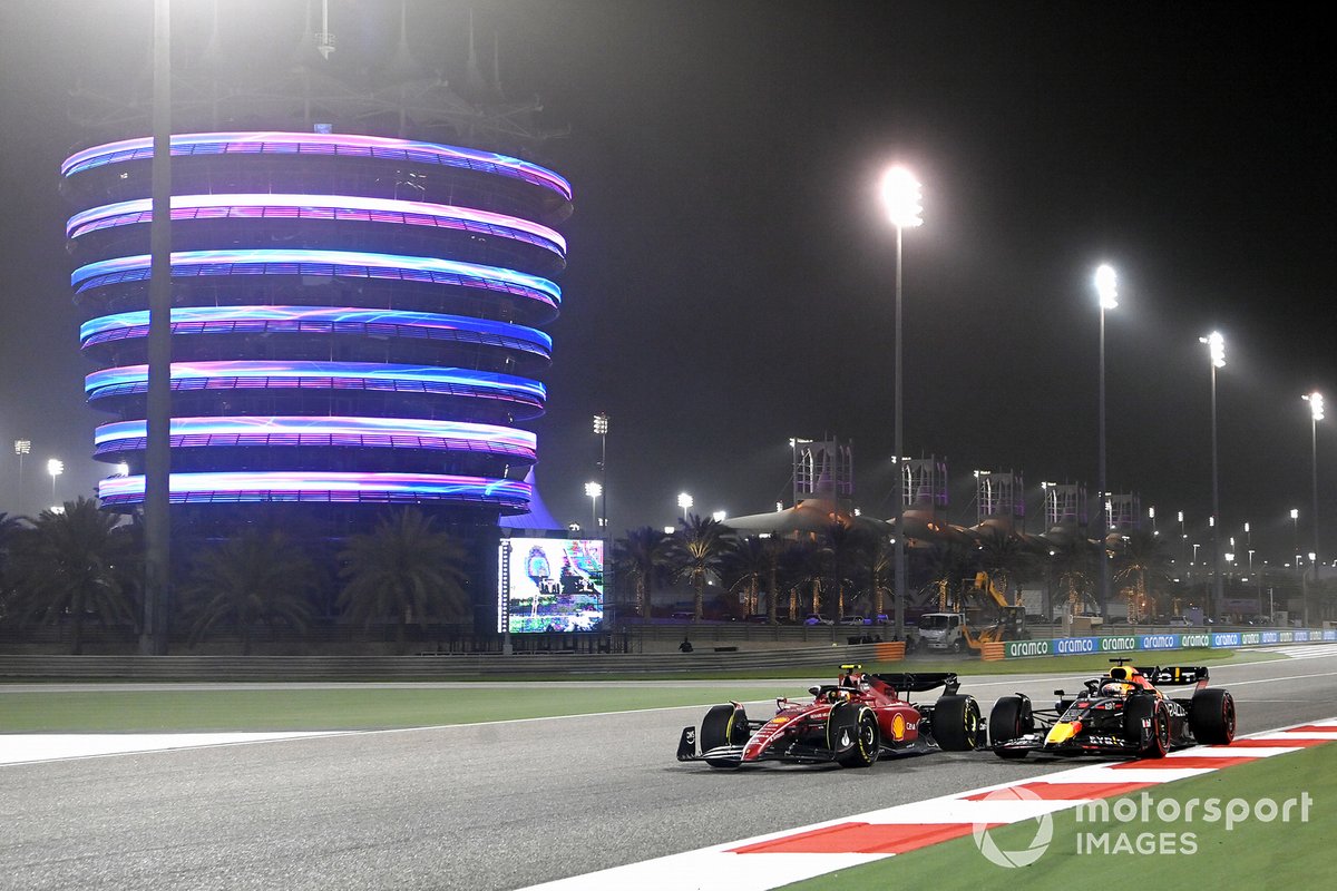 Carlos Sainz Jr., Ferrari F1-75, lidera sobre Max Verstappen, Red Bull Racing RB18