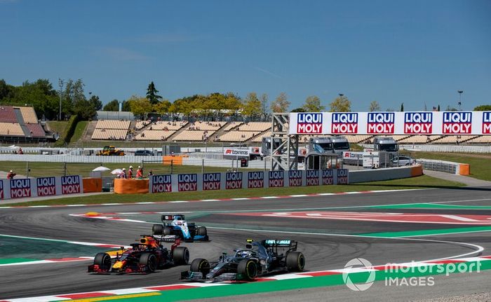 Valtteri Bottas, Mercedes AMG W10, Max Verstappen, Red Bull Racing RB15, y George Russell, Williams Racing FW42