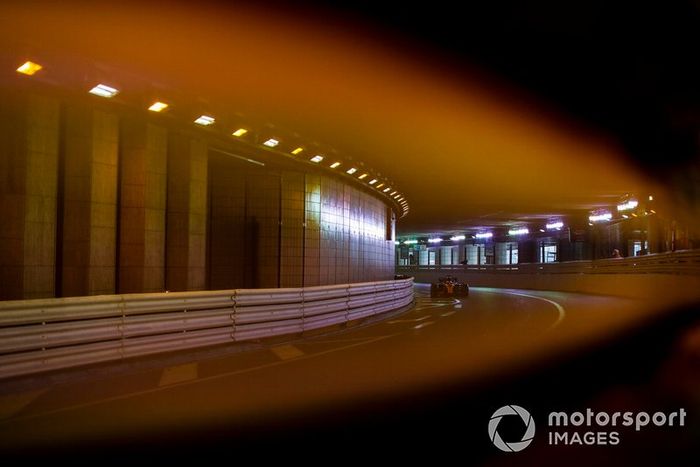 Carlos Sainz Jr., McLaren MCL34 pit stop