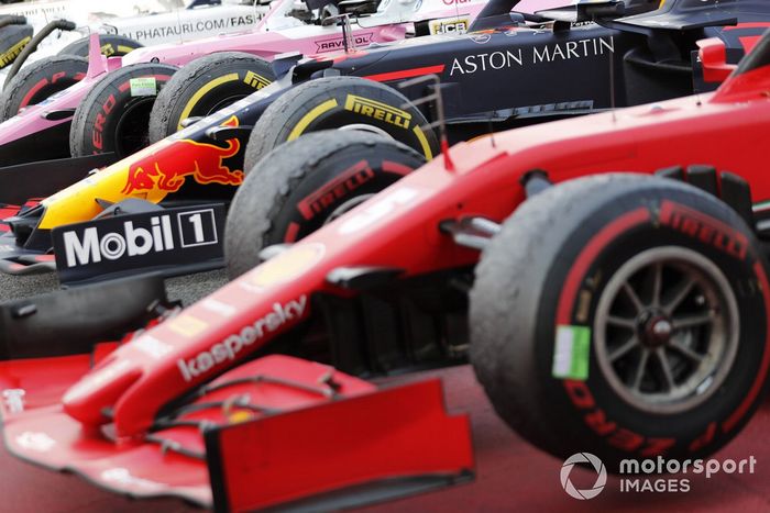Los monoplazas alineados en Parc Ferme después de la carrera