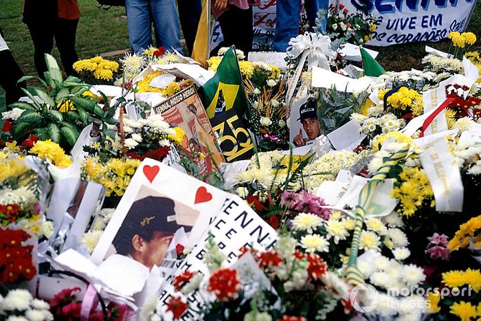 Los fans rinden homenaje a Ayrton Senna