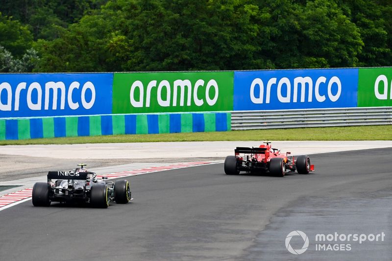 Charles Leclerc, Ferrari SF1000, precede Valtteri Bottas, Mercedes F1 W11