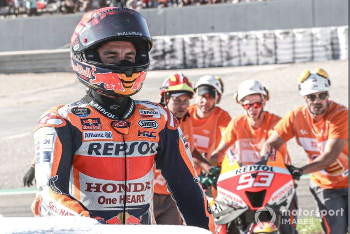 Marc Márquez, del equipo Repsol Honda, tras la caída