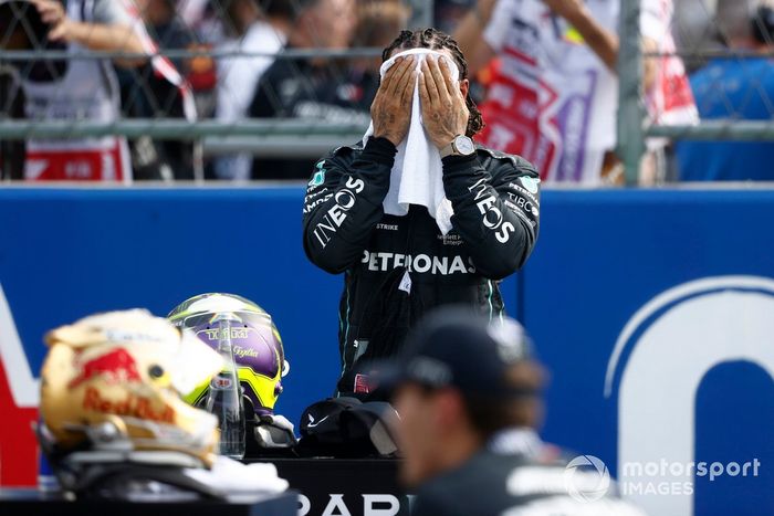 Lewis Hamilton, de Mercedes AMG, se despide con una toalla tras la clasificación