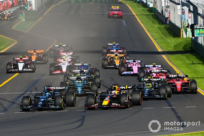 Max Verstappen, Red Bull Racing RB19, George Russell, Mercedes F1 W14, Lewis Hamilton, Mercedes F1 W14, Fernando Alonso, Aston Martin AMR23, Carlos Sainz, Ferrari SF-23, Charles Leclerc, Ferrari SF-23, el resto de la parrilla en la salida.