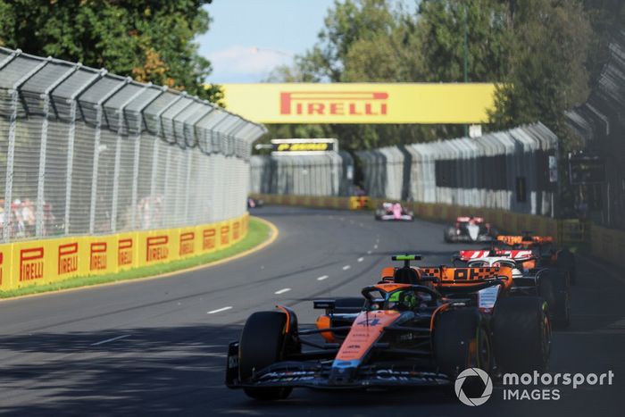 Lando Norris, McLaren MCL60, Kevin Magnussen, Haas VF-23, Oscar Piastri, McLaren MCL60