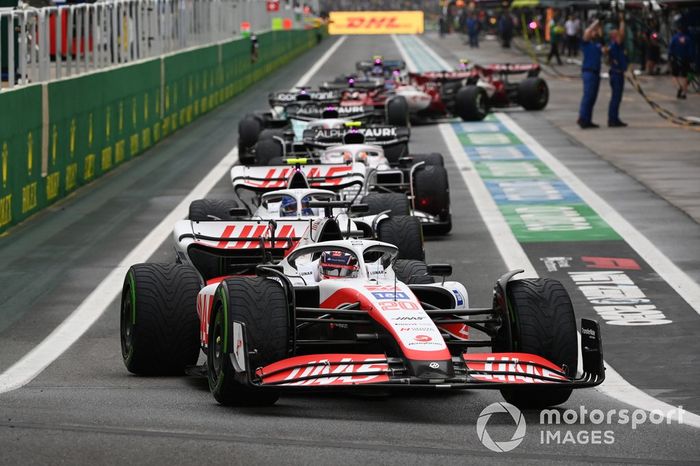 Kevin Magnussen, Haas VF-22, Mick Schumacher, Haas VF-22, fuera de boxes