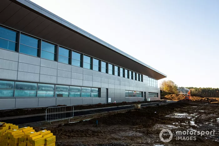 Visita a la fábrica de Aston Martin en Silverstone