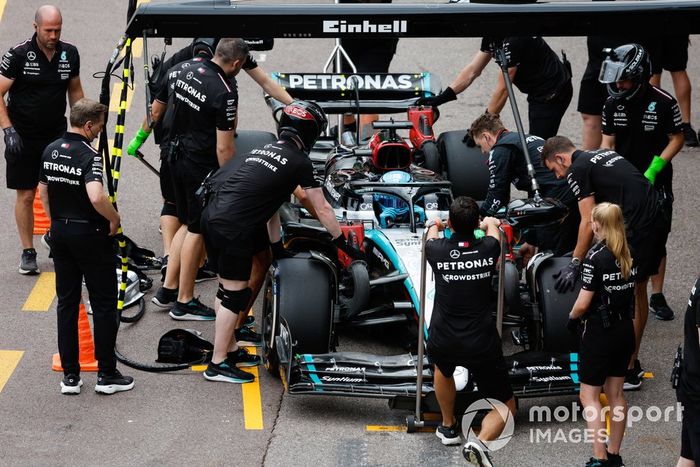 George Russell, Mercedes F1 W15, se recupera desde el pit lane