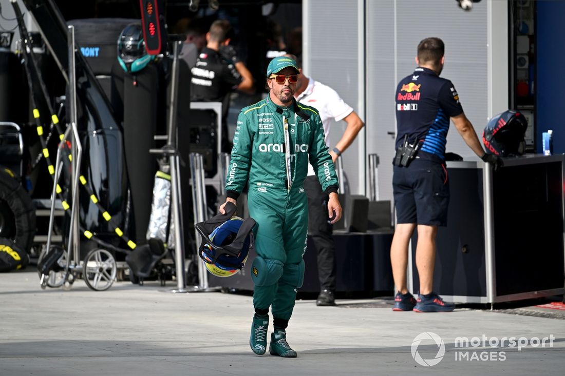 Fernando Alonso, Aston Martin F1 Team, camina por el pit lane 
