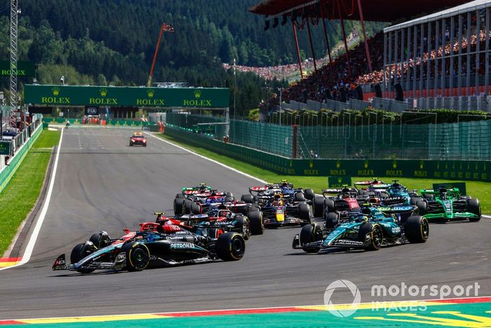 George Russell, Mercedes F1 W15, Carlos Sainz, Ferrari SF-24, Fernando Alonso, Aston Martin AMR24, Esteban Ocon, Alpine A524, Max Verstappen, Red Bull Racing RB20, el resto de la parrilla en la salida.