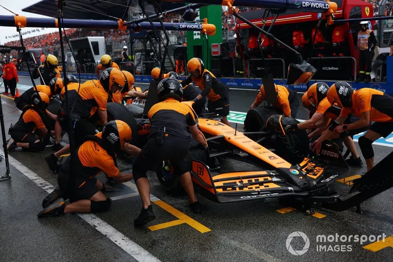 L'équipe des stands de l'écurie McLaren F1 Team effectue un arrêt au stand sur Lando Norris, McLaren MCL38. 
