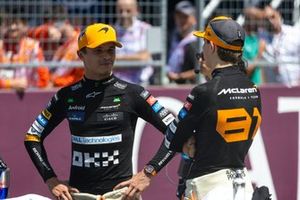 Lando Norris, McLaren F1 Team, 3º classificado, Oscar Piastri, McLaren F1 Team, 2º classificado, conversam no Parc Ferme após o Sprint