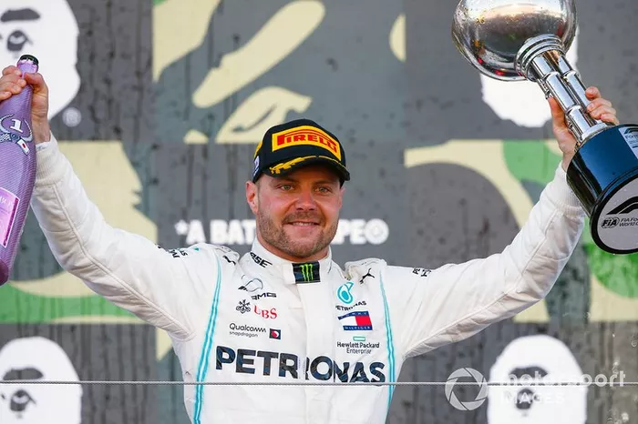 Podio: ganador Valtteri Bottas, Mercedes AMG F1