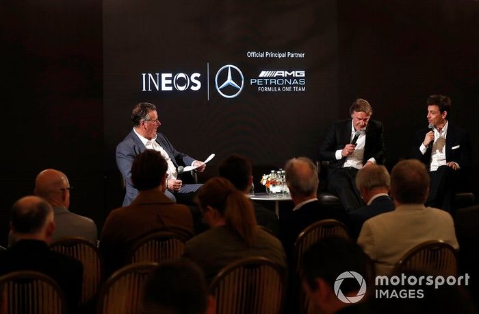 Sir Jim Ratcliffe presidente y director general del grupo químico Ineos y Toto Wolff, Director Ejecutivo (Negocios), Mercedes AMG 