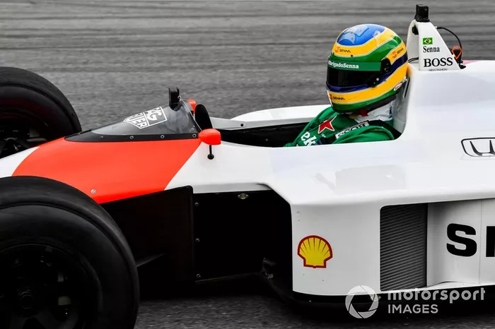 Bruno Senna conduce el McLaren MP4/4
