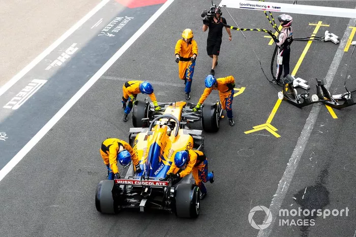 Los mecánicos hacen retroceder a Lando Norris y McLaren en el pit lane