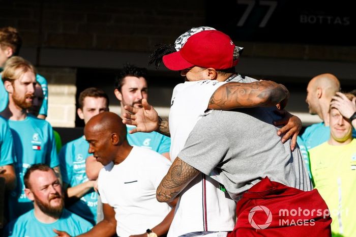 Lewis Hamilton, Mercedes AMG F1, amigos, familia y el equipo de Mercedes celebran