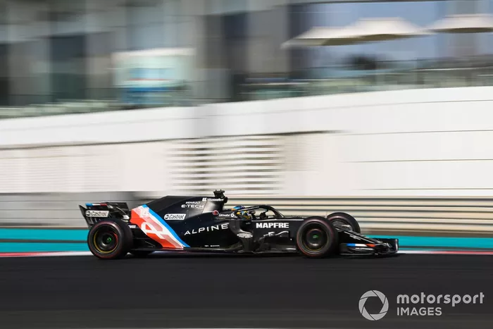 Fernando Alonso, Alpine, con un Renault RS18 adaptado (muleto) con los Pirelli de 18 pulgadas  