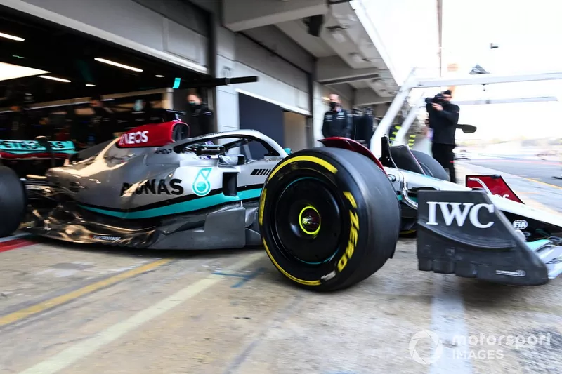 Lewis Hamilton, Mercedes W13, sort de son garage
