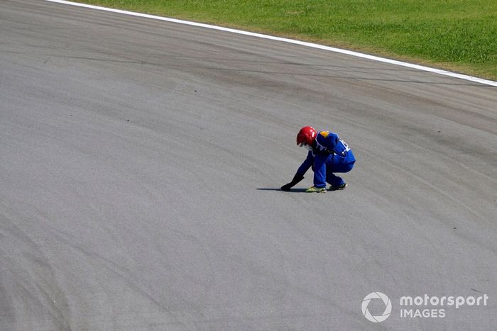Un comisario retira los restos del circuito