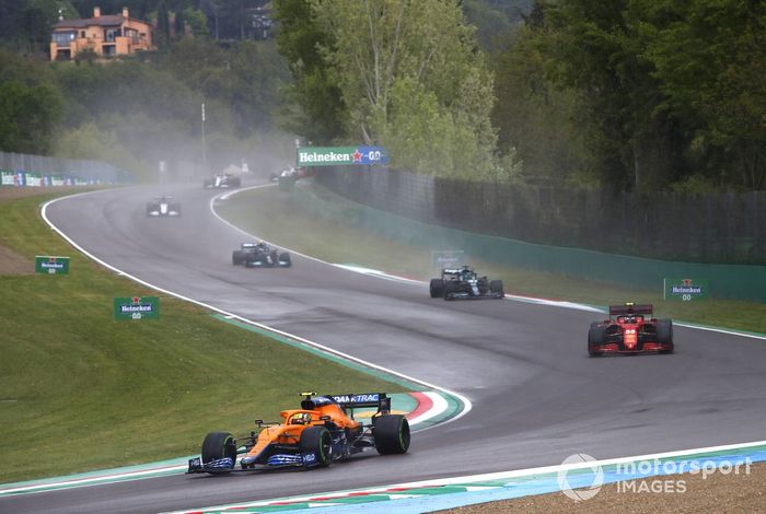 Lando Norris, McLaren MCL35M, Carlos Sainz Jr., Ferrari SF21, Lance Stroll, Aston Martin AMR21, Valtteri Bottas, Mercedes W12