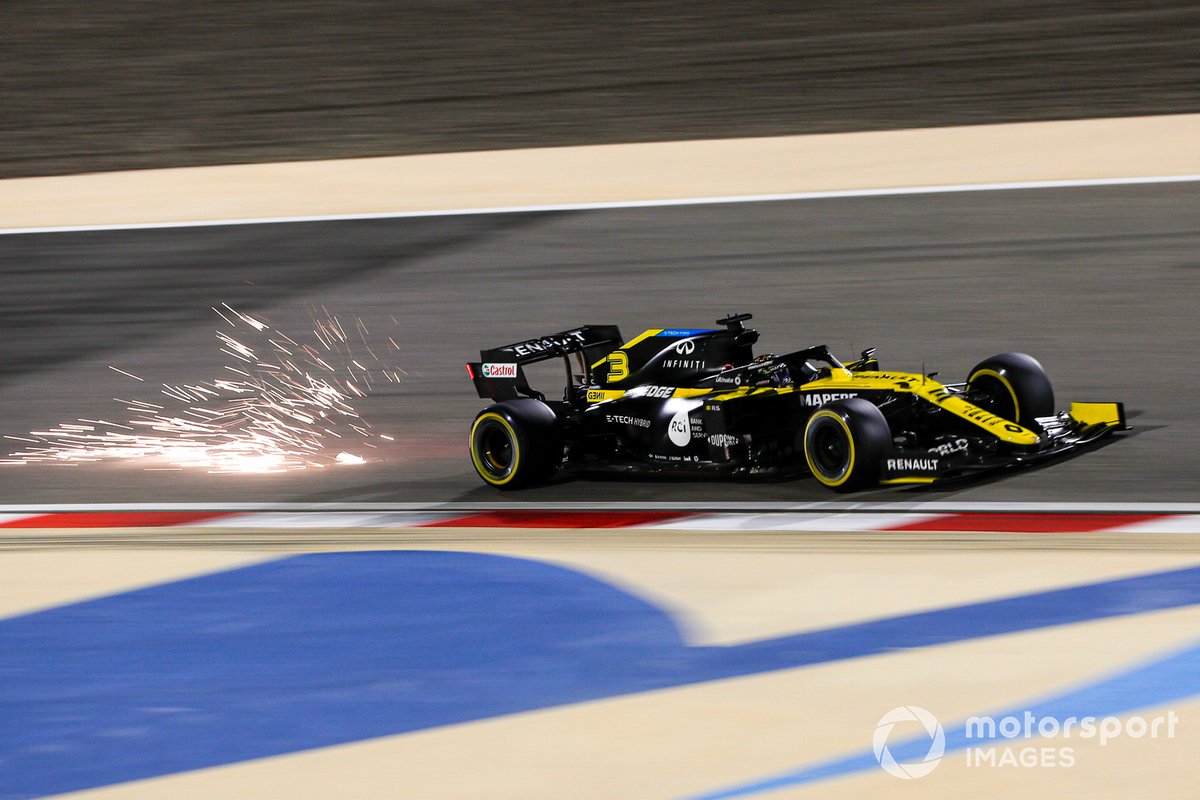 Scintille generate dall'auto di Daniel Ricciardo, Renault F1 Team R.S.20