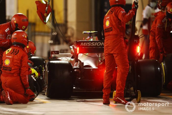 Carlos Sainz Jr., Ferrari SF21, en pits